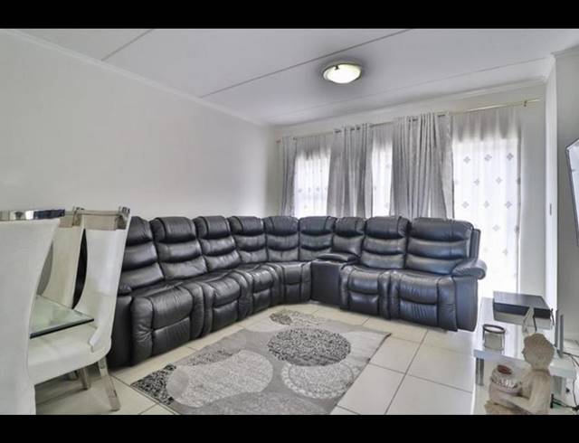 3 BEDROOM APARTMENT FOR SALE IN GREENSTONE HILL